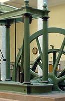Den moderna ångmaskinen uppfanns av engelsmannen Thomas Newcomen, men det var skotten James Watt som vidareutvecklade och förbättrade den. Därför brukar James Watt kallas för ångmaskinens fader.