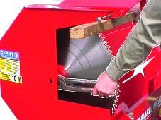 Sätt in i kapöppningens övre del, mellan maskinens ram och bladets sågtänder en kantig träbit som låser bladet på plats.