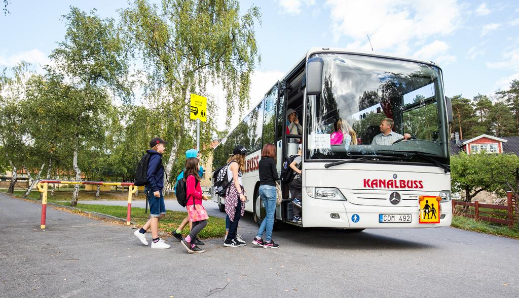 Åka skolbuss Att åka skolbuss till och från skolan är en nödvändighet för många elever.