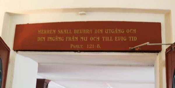 Foto: Malmö stad/eva Hörnblad 2018 När man går från vapenhuset in i gudstjänstrummet finns det en text ovanför dörren. Texten är hämtad ur Bibeln, ur den delen som kallas Psaltaren.