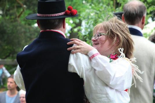 16 juni kl. 17.00 Teatergruppen Änglarna ger musik- och dansföreställningen Ljuva 60-tal på Folkets Parks klassiska utescen.