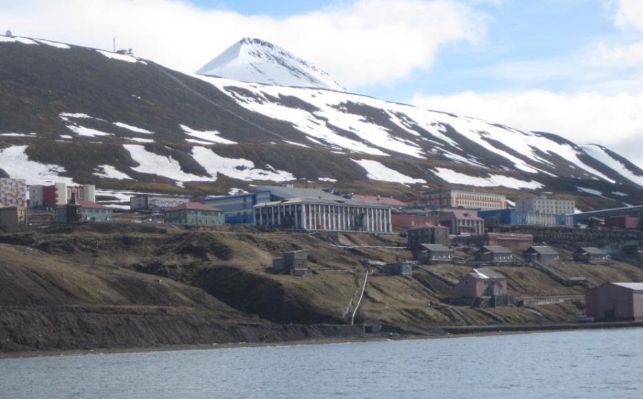 Barentsburg Onsdag 13 juni På onsdagen blev vädret sämre med låga moln och dålig sikt. Det snöade då och då. Under förmiddagen var vi i en konferenslokal i det s k Huset dit vi åkte med buss.