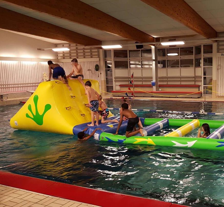 00 Sjöodjuret Dino finns på plats hela vecka 9! 28 Onsdag den 28 februari Hinderbana i stora bassängen Kom och tävla och lek på vår populära hinderbana! Två motionsbanor Tid: 11.00-18.