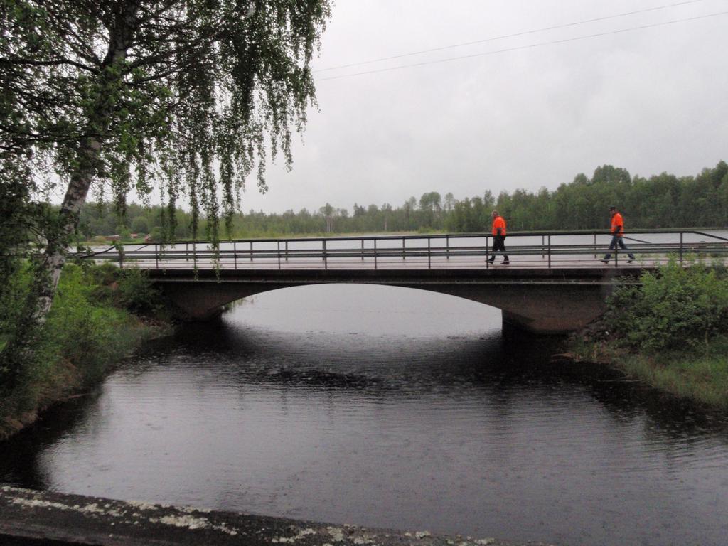 Stödens placering blir ungefär samma som på den befintliga bron. Bron byggs med gång- och cykelbana på norra sidan. Farledens fria bredd och höjd under bron blir oförändrade.