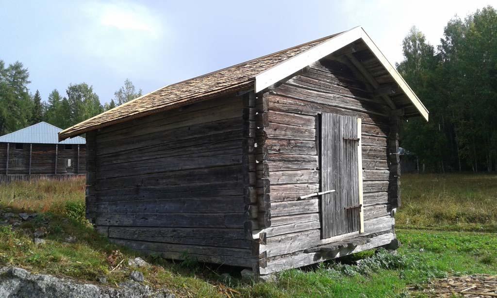 Även vid denna lada ersattes den rötskadade träbryggan av en ny med samma dimensioner som den tidigare. De bärande åsarna under bryggan byttes ut.