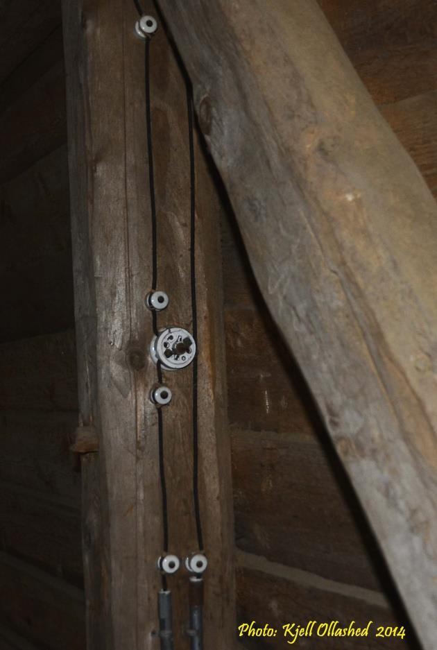 Utefter tak- och väggbjälkarna kan prydligt dragna knoppledningar beskådas. Nog om såghuset eller sågkvarnen så långt.