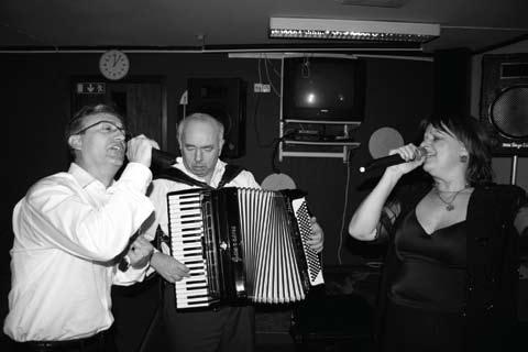 Amela Maksumić i Haris Tucaković Muzika: Hajrudin Hajrica Zukanović, Refik Imeri i Suad Mehinović (harmonika), Ferid Hidić (gitara) i Armin Jakupović (timpani) Solisti: Amela Maksumić, Asim Crnić,