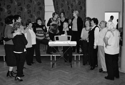 Još jedan korak naprijed u Växjö-u Žene iz Ljiljana organizovale susret oba naša saveza žena Tekst i foto: Muharem Sitnica-Sića Hor Ljiljan Växjö s dirigenticom Besimom Mašić Ideja Izete Burazerović,