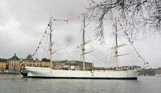 segelfartyg efter att ha deltagit i kappsegling från Liverpool. Hej, En långsiktig plan för det maritima kulturarvet är nog bra, men medan gräset gror dör kon och skutorna går snart i KK.