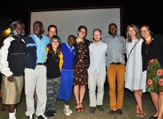 Haglund framför vita duken på utomhusfilmvisning av The Ambassadors i Kigali, Rwanda. Foto: Eddy Nzeyimana, Victoria Sjöström.