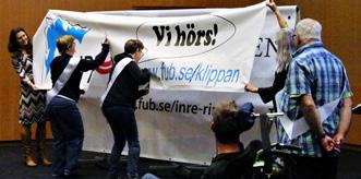 är s.lss@regeringskansliet.se. Kristine Petersson och Gunilla Karlsson klippte sönder Riks-Klippans gamla banderoll. Till vänster: Maria Sundström, FUBs kanslichef.