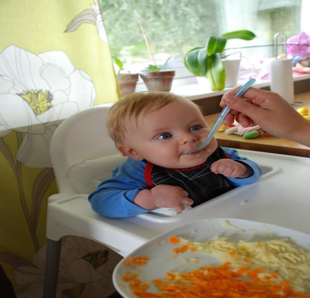 uttalas olika vid olika tillfällen och barnet letar ibland i munnen efter att hitta rätt uttal. Men om barnet inte har upptäckt betydelsebärande ljudskillnader i språket, som t.ex.