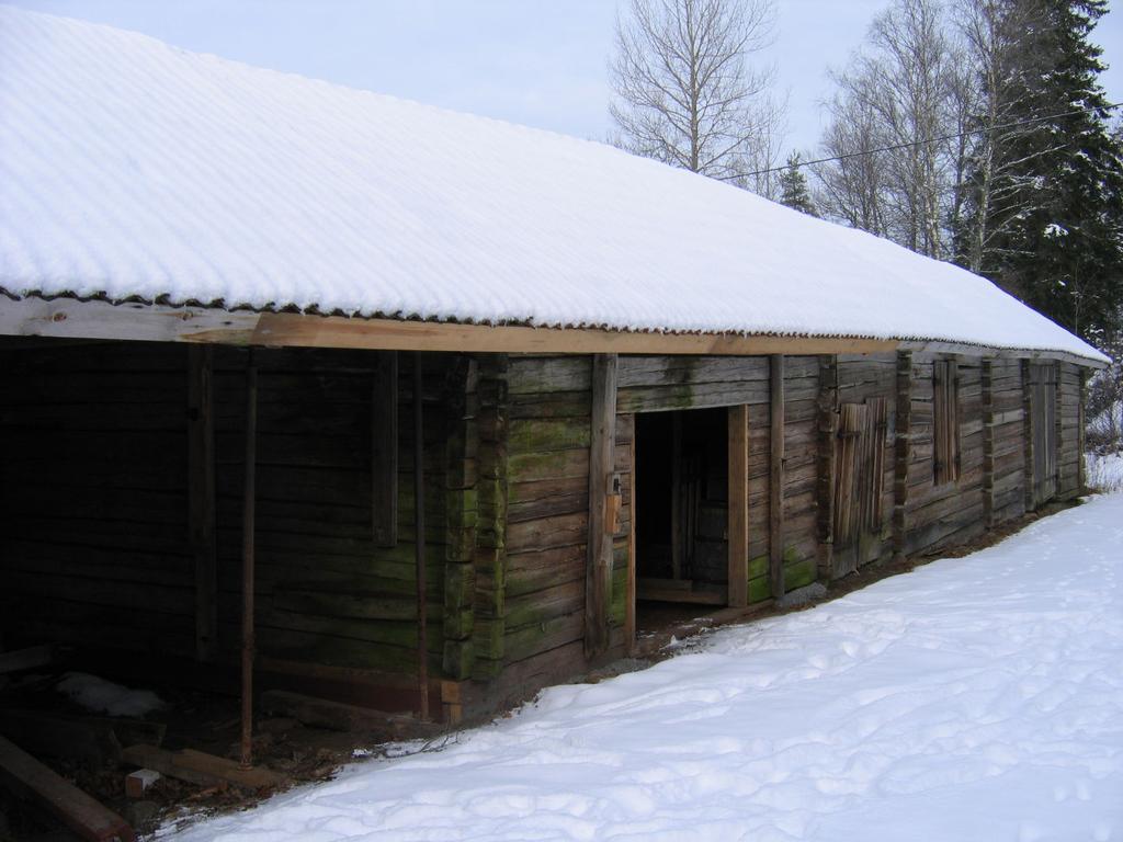 Klovstenalund 1:14, Södra Björnfall Fastighetsägaren erhöll bidrag för restaurering av tak och stomme. Ekonomilängan består av flera delar.