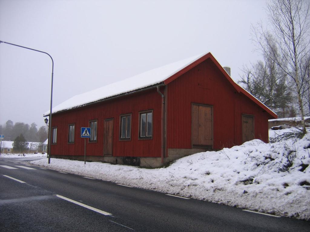 Lindstedts mekaniska verkstad i Ervalla, Ervalla 1:44, Örebro kn Byggnaden inrymde Ervallas första konsumbutik en gång i tiden. Där har även funnits ett mejeri.