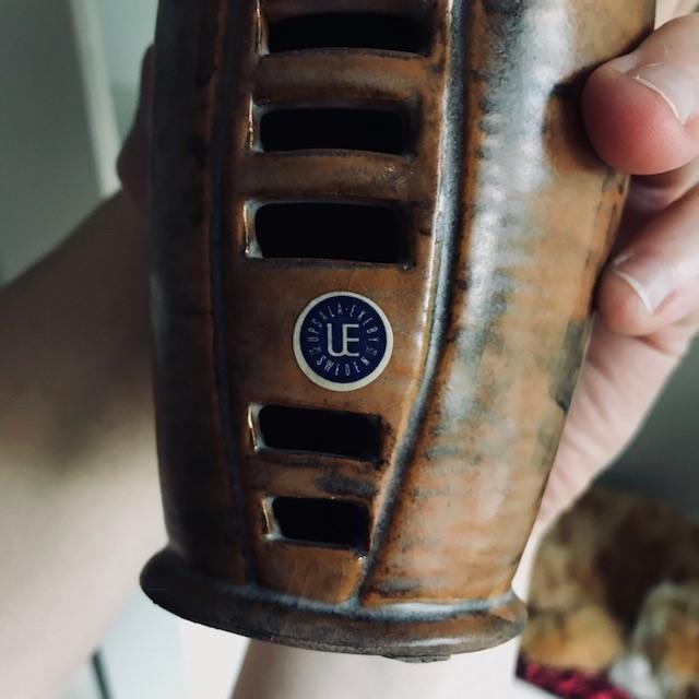 17 Fråga 12 maj 2018 Min kära mor har en väldigt udda keramikkatt med märkning Upsala-Ekeby.
