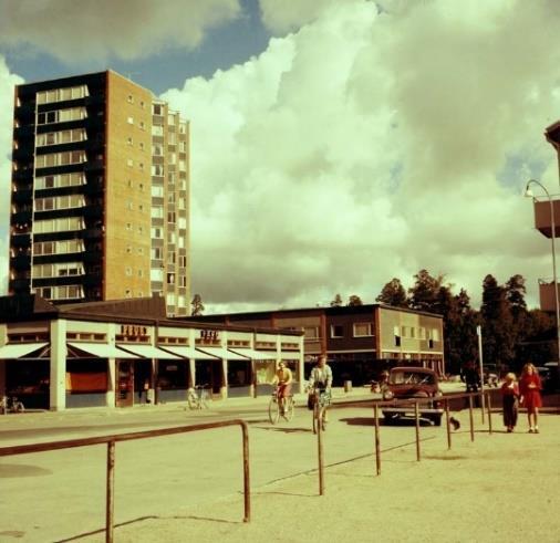 Bostadssituationen var tidvis ett stort problem för den växande industristaden Eskilstuna. Både privata initiativ och kommunala satsningar gjordes för att få bukt med bostadsbristen.