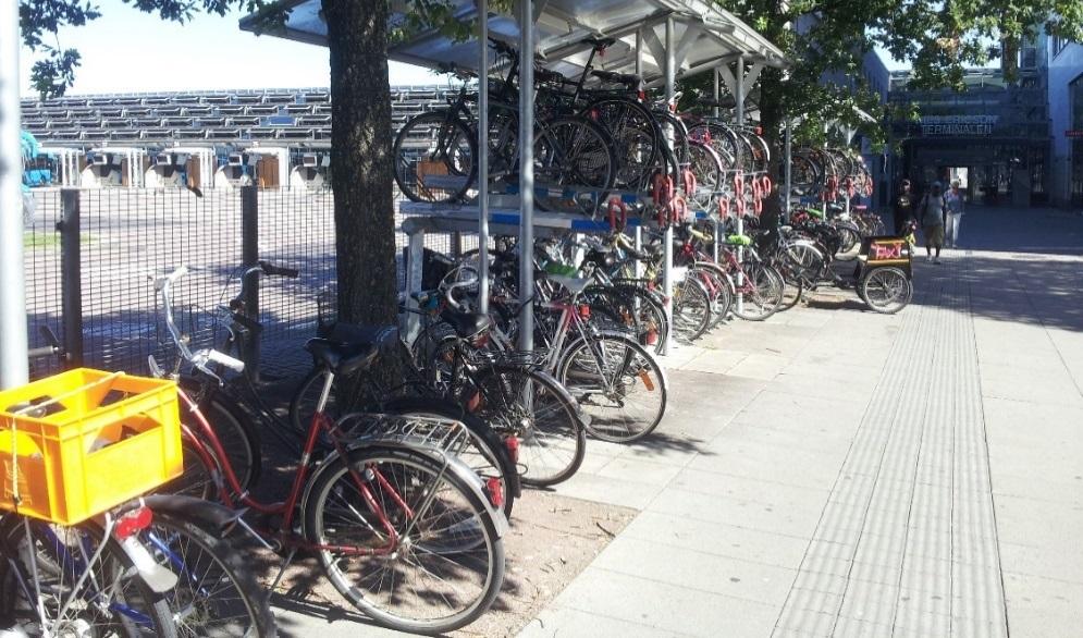 6 Figur 2-3 Onsdag 2015-08-19 fanns det fler parkerade cyklar än vad det fanns cykelställ vid ingången till Nils Ericssonterminalen och Centralstation.