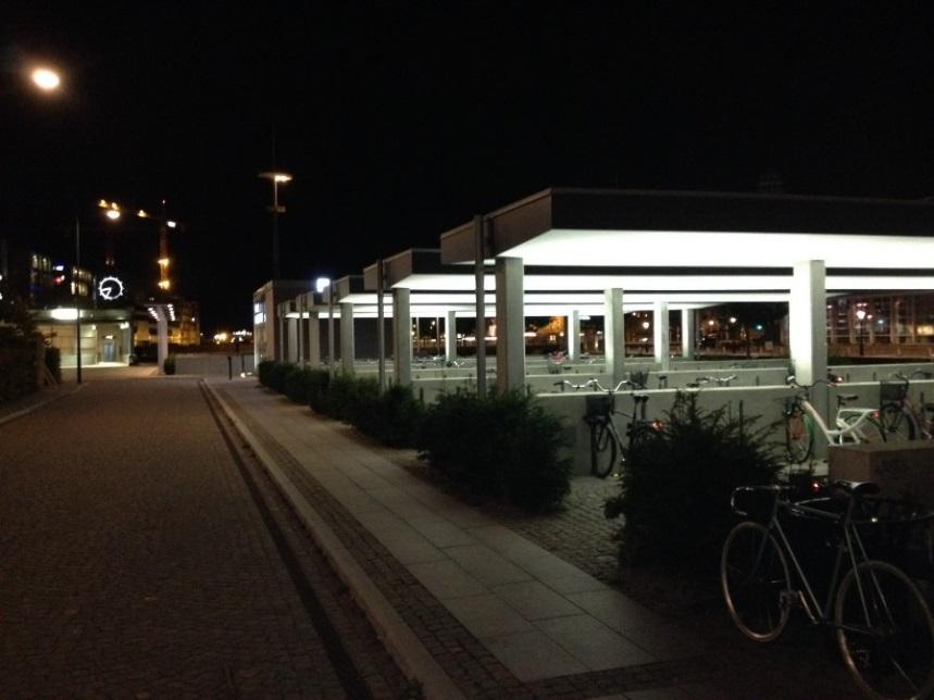 46 Figur 5-12 Markparkeringen vid Malmö C/Bagers plats är väl upplyst på kvällen, vilket ökar såväl synlighet som trygghet och stöldsäkerhet.