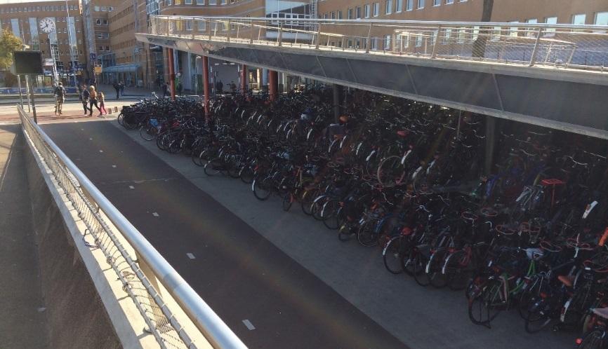 51 Groningen I Groningen i Nederländerna, en av världens bästa cykelstäder, har man idag drygt 4 000 cykelplatser i cykelgaraget Stadsbalkon vid järnvägsstationen.