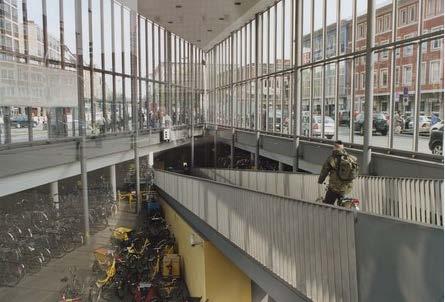 Cykelparkeringen är under mark, men den stora glasbyggnaden gör att cykelparkeringsanläggningen syns och medger också en ramp som gör det möjligt att