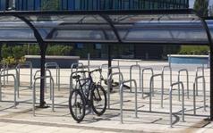 Figur 4. Exempel på cykelparkering med väderskydd och ramlåsning. Källa: www.