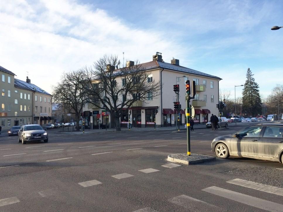 Tillsammans med samtida byggnader bildar den stadsfront mot Älvsjövägen. Huset sett diagonalt över från Älvsjövägen.