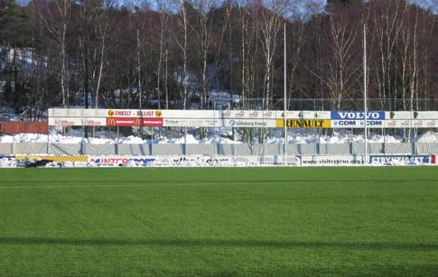 Med endast en gavel mot fängelset påverkar byggnaden fängelsemiljön så lite som möjligt och får också en tydligare koppling till bollplanerna.