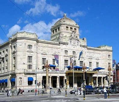 La Mevo La Mevo estas komedio en kvar aktoj, kiuj enhavas interparolon pri literaturo kaj amo, kie ĉiu amas iun, kiun li/ŝi ne povas havi.