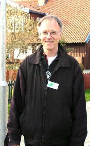 oroliga ut, så Magdalena Andersson följer med upp, medan de andra stannar ute i det vackra vädret. Hon tittar på böcker, affischer och dekorationer och medger att idén med esperanto är bra.