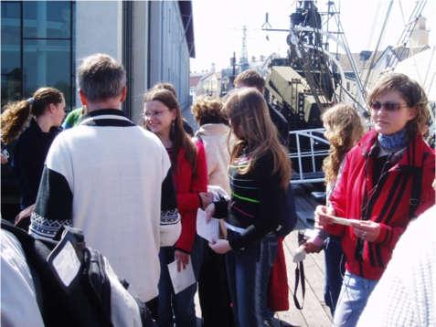 I det värmande solskenet gick vi ner till Stumholmen och Marinmuseet. Museet besåg vi utan guide; var och en fick gå fritt och titta på vad man ville.