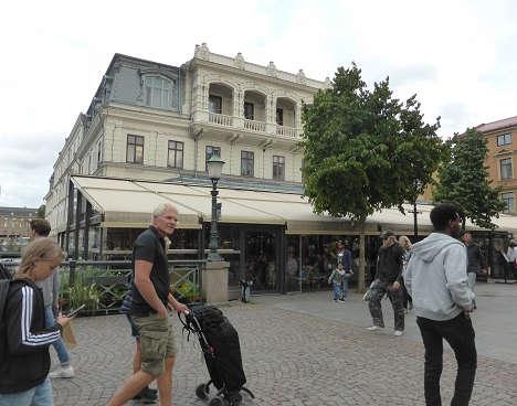 Promenado 2 tra la olda Gotenburgo 2018 08 15 Ni komenciĝas je la 17 h. ĉe Pocket Shop en la granda centra stacidomo.