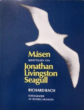 La kara malnova libro pri Jonathan, la mevo Al la vera Jonathan Seagull kiu troviĝas en ĉiuj de ni. Estis matene, kaj la nova suno ŝprucigis oron super la ondetojn de kvieta maro.