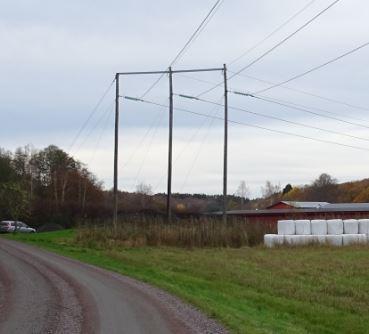Fasavståndet är ca 4 meter. Avstånden mellan stolparna kan variera något beroende på terräng, medelavståndet är ca 180 meter. Figur 3. Exempel på portalstolpe. Figur 2. Exempel på vinkelstolpe.