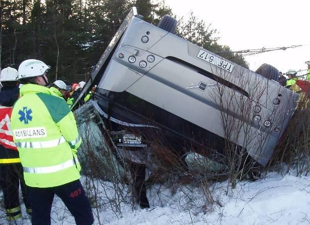 9. Insats - buss upp och ner Det är relativt sällsynt att en buss hamnar upp och ner efter en krasch, men när det händer innebär det krav på speciella överväganden och taktiska dispositioner.