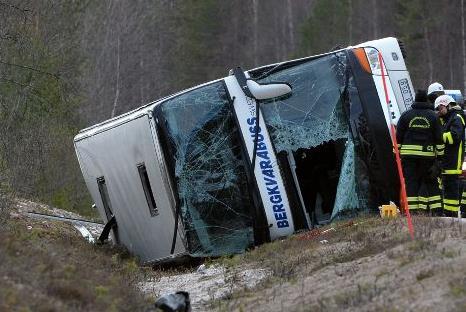 10. Insats - dubbeldäckare Figur 10.1. Vid busskraschen i Sveg hamnade bussen med alla dörrar nedåt. Enda vägen för att komma ut var genom fram eller bakruta, alternativt genom en nödlucka.