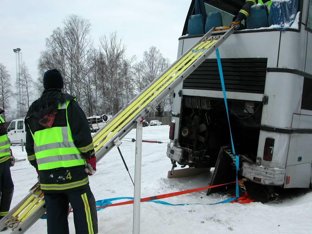 Genom bakrutan sker evakueringen efter att bakre radens stolsryggar tagits bort i mitten.