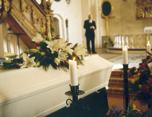 Begravning och griftegård Begravningsverksamhet Alla inkomsttagare betalar en begravningsavgift via sin skattsedel, vare sig man är kyrkotillhörig eller inte.