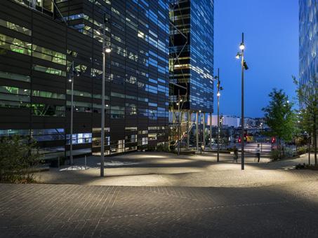 LJUSET PÅ NYA STADENS TORG För att skapa en attraktiv torg- och gatumiljö ska ljuspunktshöjderna anpassas efter den mänskliga skalan och den omkringliggande bebyggelsen.