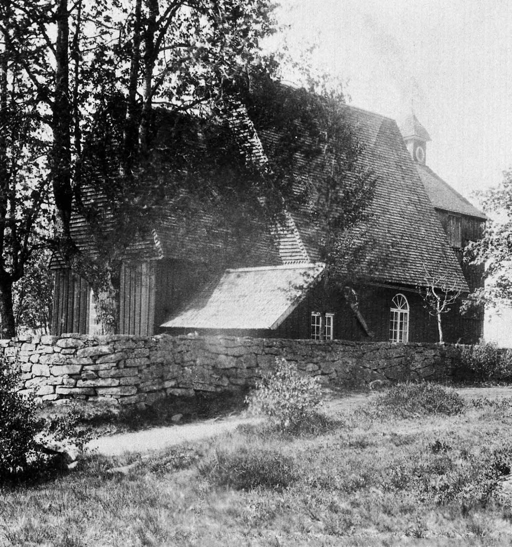 Byggnadsarkeologisk undersökning av Bosebo kyrka Kyrkan har en medeltida karaktär både när det gäller planform, proportioner, takkonstruktion och den behuggningsteknik som använts vid bearbetning av