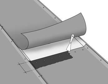 takfotsmembranet och den övre ändan sträcker sig ända upp till taknocken. Spika fast membranets övre ända med högst mellanrum.