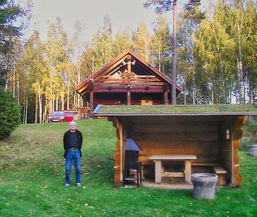 Nyhetsbrev Gammalt för Hjortsberga gediget hantverk & Kvenneberga Holger vid egenbyggda grillstugan. med en bandkniv.