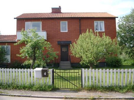 Vi bodde först i en tvårummare på Hagagatan, flyttade till hyrd villa på Åkerö och efter några år vidare till hyrd lägenhet i villa i Noret. 1968 köpte vi ett hus på Käringberget.