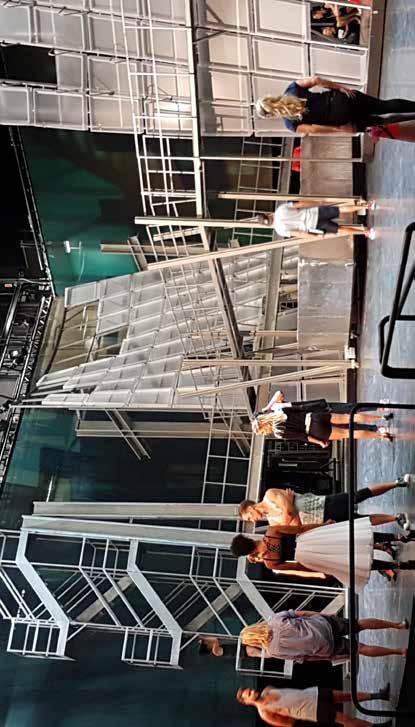 DISKUSSIONSFRÅGOR Bild från repetitionerna på stora scenen. West Side Story är baserad på Shakespeares Romeo och Julia. Vilka likheter och skillnader finns mellan verken?