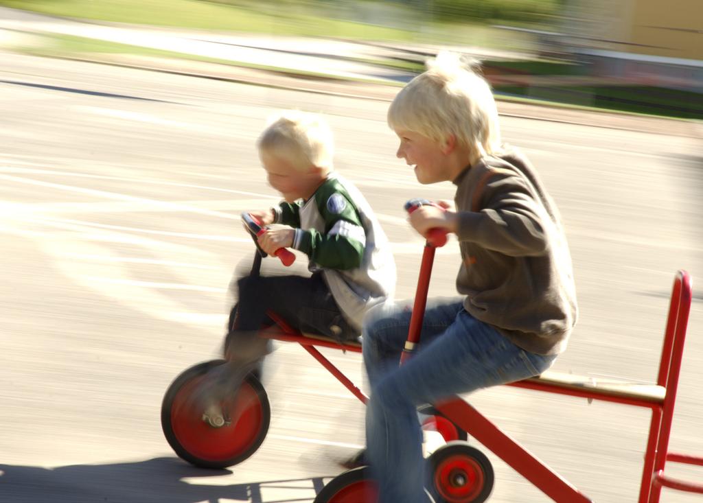 Öppettider Förskola/fritidshem/annan pedagogisk omsorg är öppen tolv timmar per dag. Dock kan barn behöva byta avdelning inom en förskola/ett fritidshem i början eller slutet på dagen.