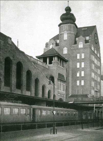 Den nedre bilden visar byggnaden i början av 1900-talet då den fortfarande fungerade som
