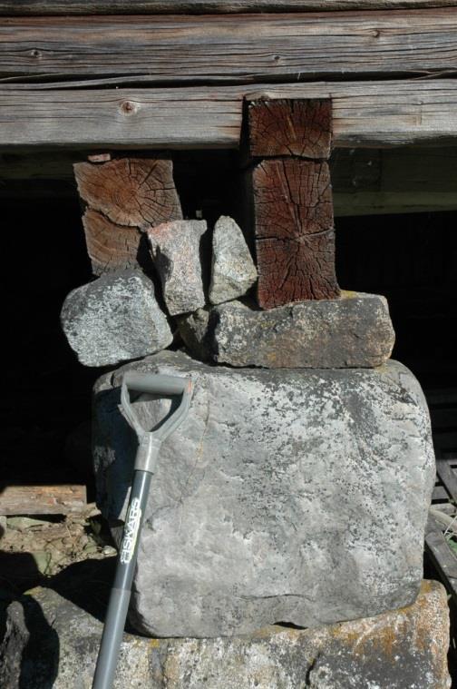 Figur 11. Detalj av bärande åsar och stenpelare under stallbyggnadens västra fasad. Foto: Daniel Olsson, Länsmuseet Gävleborg 2016-08-23. Figur 12. Yst på gårdens södra gavel samt källarsvalen.