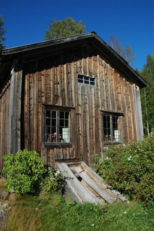 Stallet En bärande ås under stallslidrets södra del hade rört sig och även påverkat den bärande stenstolpe den var upplagd på under byggnadens västra fasad.