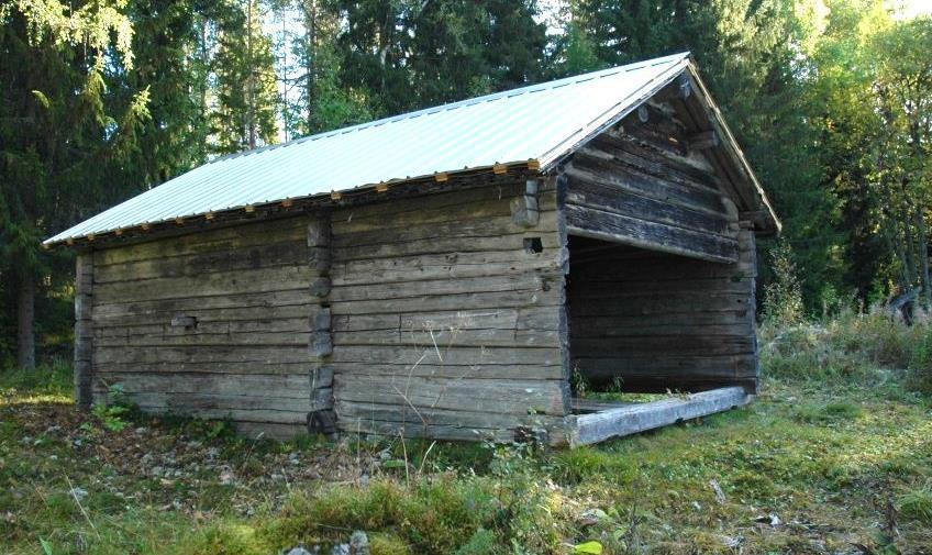 Mossan på yttertaket sopades och revs bort varefter taket försågs med läkt, masonit samt strö- och bärläkt som underlag till ett nytt tak av galvaniserad pannplåt.