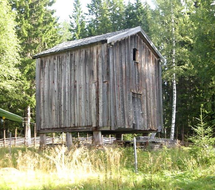 Byggnaden, som är knuttimrad, är uppförd i två våningar och utrustad med syllram, stolpar och försedd med fasad av stående träpanel.