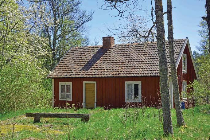 Ligger mycket idylliskt med vacker omgivning av porlande vattendrag. Fd ålkista. Tillhörande mjölnarstuga som inrymmer tre rum samt ett kök.